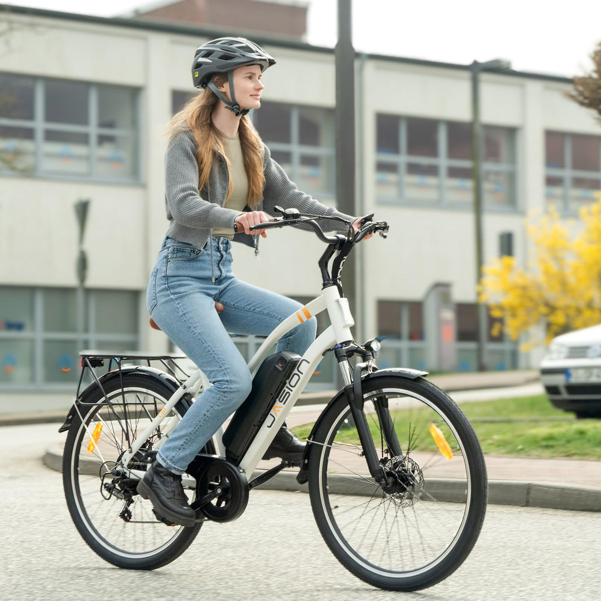 CB1 colour variant in cream — matches the retro cruiser aesthetic of wicker baskets and coastal boardwalks