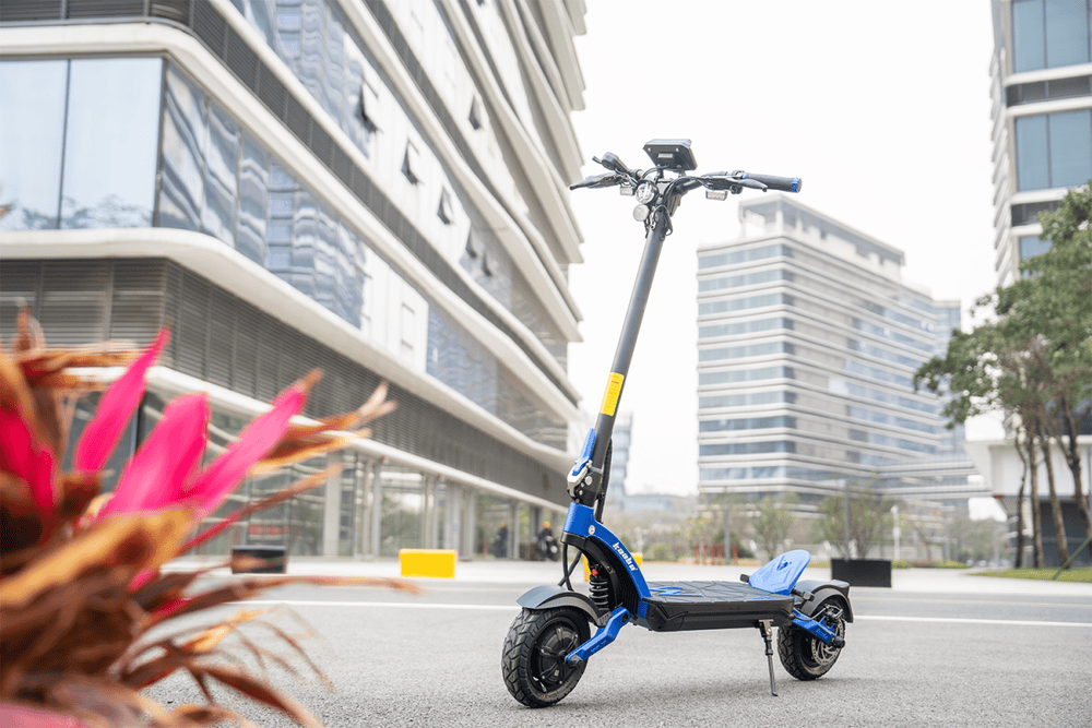Kaabo Mantis X Pro lifestyle image