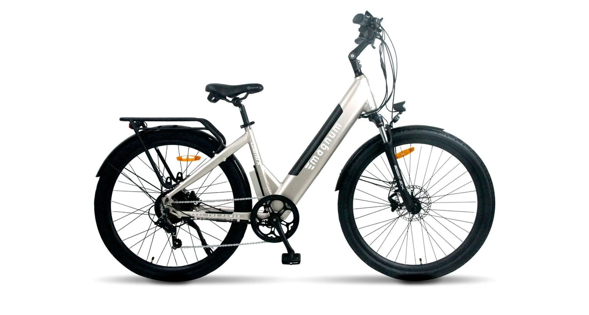 Magnum Cosmo S champagne bike in a second portrait